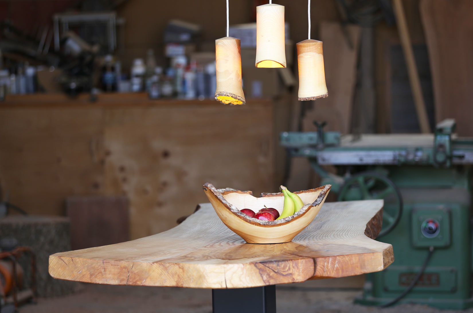 Tisch mit Schale & Lampen
